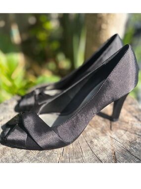 Mootsies Tootsies Black Twist Peep-Toe Heels Size 6.5
